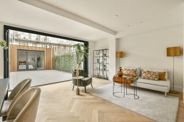 Comment choisir des plantes adaptées pour un jardin sur un balcon exposé plein ouest?